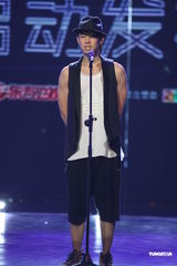 组图：吴建豪《舞林大会》热舞 张一山扎马尾助阵