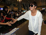 组图：SJ成员金起范搭机抵台 白衣牛仔时尚型男