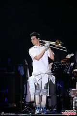 组图：严爵个唱秀舞技 打死不肯脱衣露腹肌