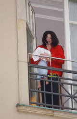 高清图集：杰拉德-巴特勒模仿杰克逊将婴儿放在窗外