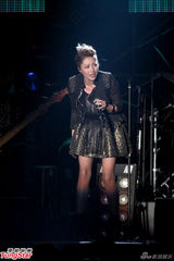 组图：A-Lin落泪小宇忙救场 信旋风登台引高潮