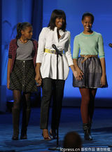 组图：佩里星条旗制服献唱 第一夫人激情演讲