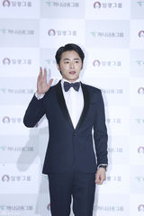 独家高清：群星闪耀大钟奖红毯 俊男靓女秒菲林