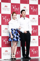 独家高清：金喜爱刘亚仁《密会》发布深情对视