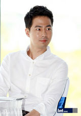 组图：赵仁成申宝拉出席某电子产品宣传活动