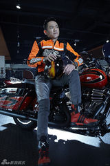 组图：果静林登杂志撰写“自由战士”野性美