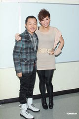 组图：《劲歌金曲》录影 阿娇(钟欣桐)出席郑欣宜落泪