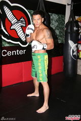 组图：三男模赤膊上阵变拳击手 宣传半裸写真