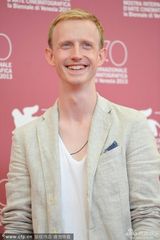 组图：《警官之妻》发布 导演携双胞胎萌翻全场