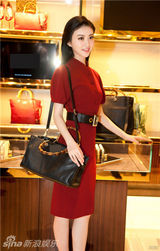 景甜凤小岳奢侈品秀场携手亮相 粉丝直呼真般配