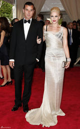 高清组图：纽约大都会庆典 史蒂芬妮夫妇秀恩爱