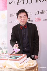 高清组图：吕方演唱会发布 获美女献吻庆生