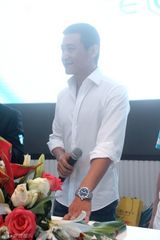 组图：陆毅成都出席活动 现场火爆险发踩踏事故