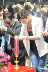 组图：胡静婚后变身总监制 推销《新拼住时代》