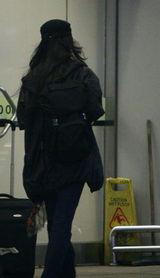 组图：汤唯返京现身机场 风衣仔裤有文青范儿