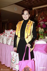 组图：邝美云做义工派发大米福袋 与老人共话家常