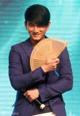 组图：吴奇隆《扇娘》宣传 表演擒拿手