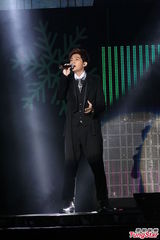 组图：萧敬腾炎亚纶亮相圣诞演唱会high翻全场