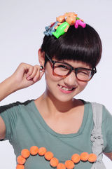 组图：快乐女声庆六一 成都唱区10强“卖萌”