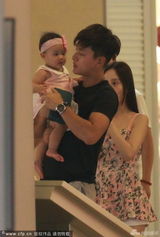 组图：李小璐素颜携女逛街 贾乃亮相伴左右