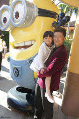 组图：“森碟”一家赴美与小黄人共度圣诞