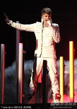 组图：全美音乐奖比伯白衣帅气演唱