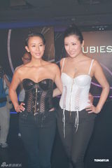 组图：佘诗曼捧场内衣秀 周家蔚大肚仍穿高跟鞋