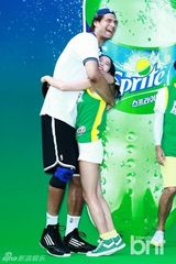 组图：演员Clara可爱运动造型 参加街头篮球赛