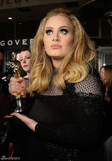 组图：奥斯卡晚宴众星把酒言欢 塞隆安慰亚当斯