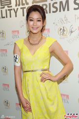 组图：岑丽香情人节与女友人过 单身不寂寞