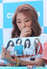 组图：韩女团SISTAR办粉丝签名会清凉性感