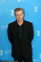 组图：《罗丹的情人》发布 比诺什红装搞怪