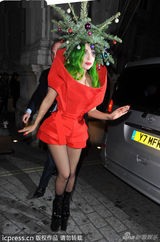 组图：雷母Gaga再发威 顶圣诞树伸九阴白骨爪