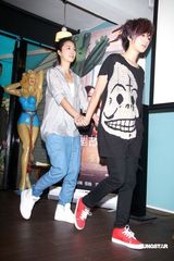 幻灯图：桂纶镁出席活动 用片中道具与影迷交换故事