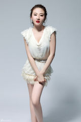 幻灯组图：音乐才女林天爱优雅大片 鲜艳红唇显娇嫩