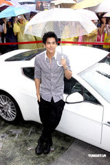 高清图集：彭于晏冒雨办签唱 开跑车进场想要蝙蝠车