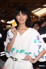 高清图：孙燕姿参观花博会 清丽亮相引媒体追拍