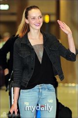 组图：加拿大名模希瑟马克斯访韩深V网纹装性感