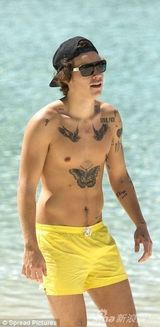 组图：斯威夫特前男友哈利裸身打排球纹身遍布