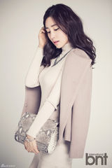 组图：“棒球女神”崔熙拍写真 显典雅之美感