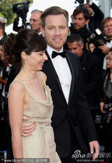 组图：麦克格雷格携妻走秀显恩爱