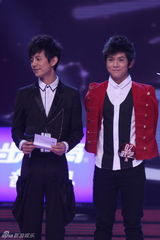 组图：李炜夺2010快男总冠军 刘心武艺分摘亚季军