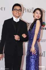 高清图：Angelababy深V长裙现身 林家栋绅士护花