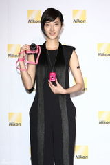 组图：桂纶镁暗示可能会隐婚 与男友平凡幸福