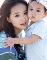 幻灯图集：王艳母子亲密照曝光 晒甜蜜家庭生活