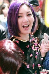 组图：杨千嬅亮相贺岁活动 桃花服饰优雅喜庆