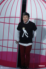 组图：蔡康永要和小S一起放假 Selina大婚送板画