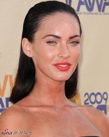 高清组图：梅根-福克斯出席颁奖礼 烈焰红唇