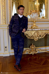 谢霆锋巴黎时装周复古酷帅 观秀录影两不误(图)