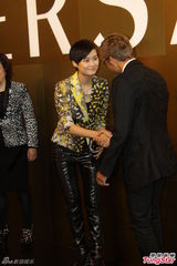 组图：李宇春赴沪人气爆棚 不想再演古装片